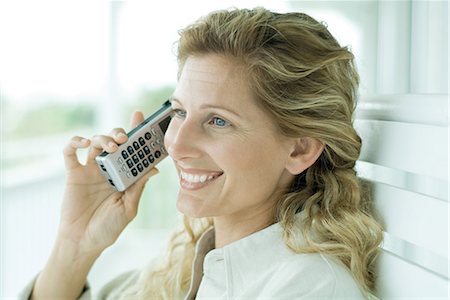 simsearch:695-03376228,k - Woman using cell phone, smiling, portrait Stock Photo - Premium Royalty-Free, Code: 695-03376956