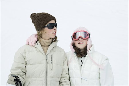 simsearch:695-03376478,k - Teen girls dressed in ski gear Foto de stock - Sin royalties Premium, Código: 695-03377055