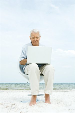 simsearch:632-03500607,k - Senior man using laptop on beach Stock Photo - Premium Royalty-Free, Code: 695-03377682