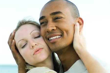 Couple embracing, cheek to cheek, close-up Foto de stock - Sin royalties Premium, Código: 695-03377868