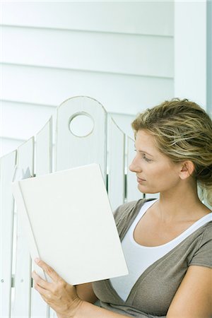 simsearch:632-03083700,k - Woman sitting on bench, reading book, side view Stock Photo - Premium Royalty-Free, Code: 695-03377942