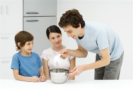 simsearch:695-03378605,k - Father and two children baking together, man using electric mixer Stock Photo - Premium Royalty-Free, Code: 695-03378451