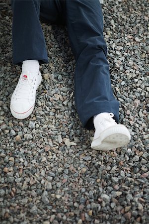 simsearch:614-07194719,k - Person lying on gravel, low section, cropped view Foto de stock - Sin royalties Premium, Código: 695-03378505