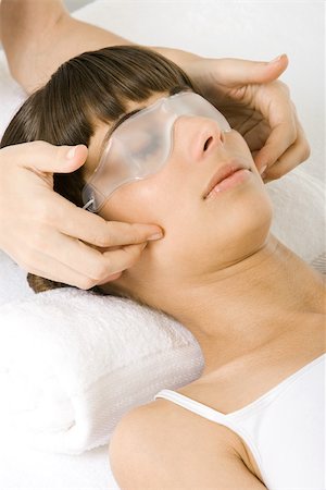 simsearch:696-03400314,k - Femme recevant le massage du visage, masque d'oeil Photographie de stock - Premium Libres de Droits, Code: 695-03379993