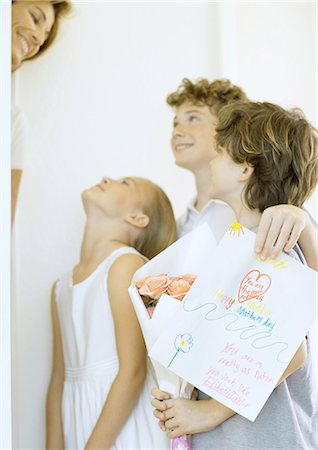 Children giving woman mother's day surprise Foto de stock - Sin royalties Premium, Código: 695-03373765