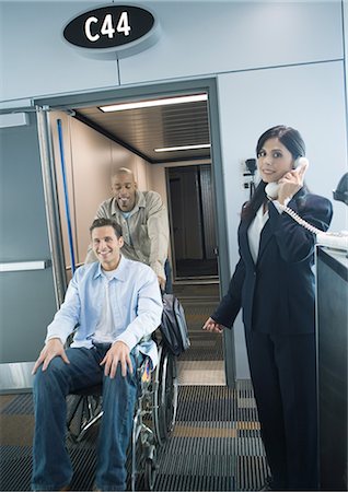 Traveler in wheelchair arriving at gate in airport Foto de stock - Sin royalties Premium, Código: 695-03373803