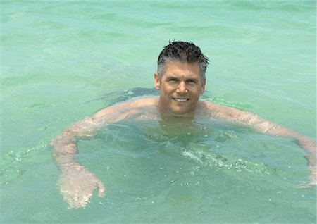 Homme mûr, patauger dans la mer, souriant Photographie de stock - Premium Libres de Droits, Code: 695-03373914