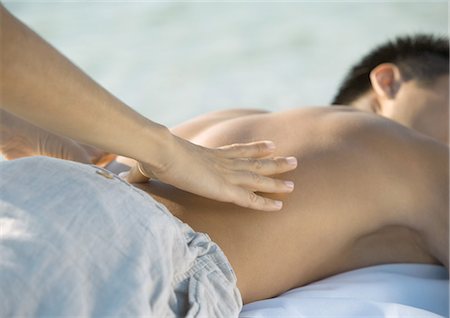 simsearch:696-03400314,k - Homme recevant le massage du dos Photographie de stock - Premium Libres de Droits, Code: 695-03373934