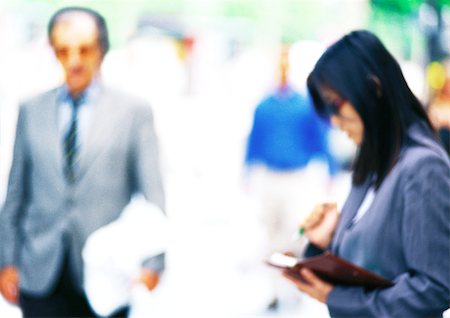 Businesswoman holding book, side view, blurred Foto de stock - Sin royalties Premium, Código: 695-03386804