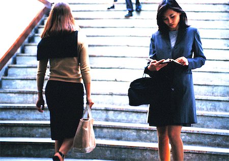 Businesswoman taking notes in front of stairs Foto de stock - Sin royalties Premium, Código: 695-03386806