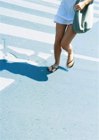 Woman crossing street, low section Foto de stock - Sin royalties Premium, Código: 695-03387142