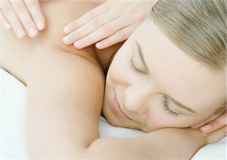 simsearch:696-03400314,k - Femme jouissant de massage Photographie de stock - Premium Libres de Droits, Code: 695-03388257