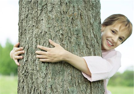 Girl hugging tree and smiling Foto de stock - Sin royalties Premium, Código: 695-03388503