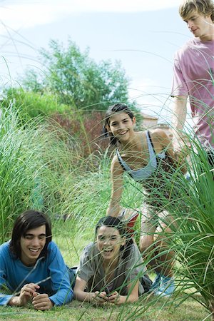 simsearch:632-01150248,k - Group of young friends laughing outdoors, two lying on grass Foto de stock - Sin royalties Premium, Código: 695-03389171