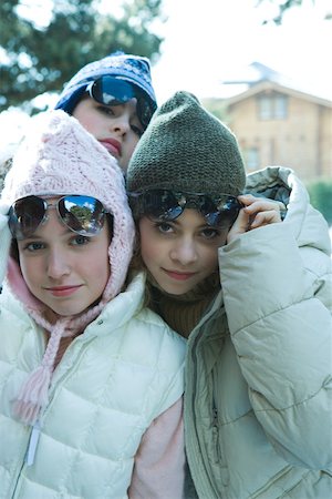 simsearch:632-01156716,k - Adolescentes dans les vêtements de ski, en regardant la caméra Photographie de stock - Premium Libres de Droits, Code: 695-03389274