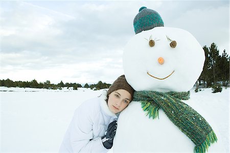 simsearch:695-03376478,k - Teenage girl leaning against snowman, looking away, portrait Foto de stock - Sin royalties Premium, Código: 695-03389299