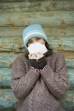 simsearch:695-03376367,k - Teenage girl looking over cards, dressed in winter clothing, portrait Stock Photo - Premium Royalty-Free, Code: 695-03389354