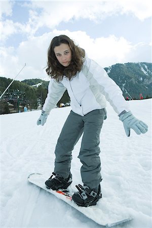 simsearch:695-03376478,k - Teenage girl standing on snowboard, looking at camera, full length Foto de stock - Sin royalties Premium, Código: 695-03389374