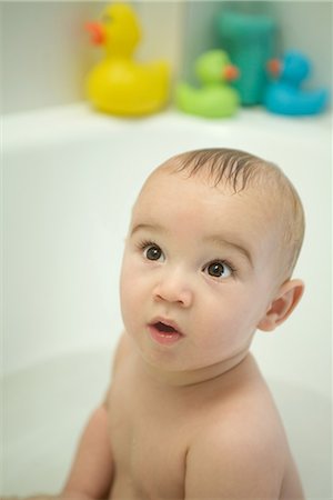 simsearch:632-03027302,k - Naked baby sitting in bathtub, looking up, wide eyes Stock Photo - Premium Royalty-Free, Code: 695-03389383