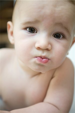 simsearch:695-03376367,k - Baby frowning at camera, portrait Stock Photo - Premium Royalty-Free, Code: 695-03389395