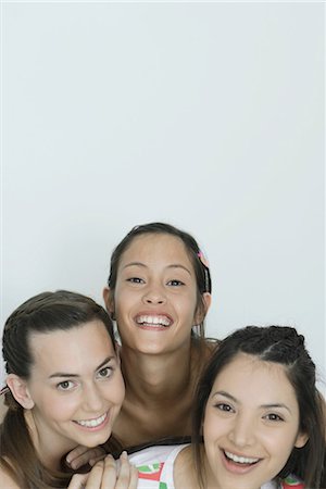 simsearch:695-03376693,k - Trois jeunes amis femmes souriant à la caméra, tête et épaules, portrait Photographie de stock - Premium Libres de Droits, Code: 695-03389427