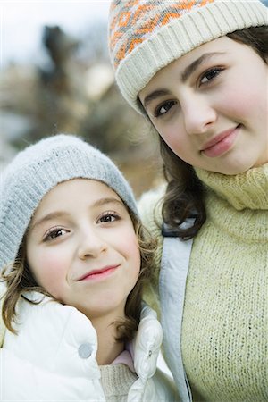 simsearch:632-01156716,k - Deux soeurs souriant à la caméra, port tricot chapeaux, portrait Photographie de stock - Premium Libres de Droits, Code: 695-03389457