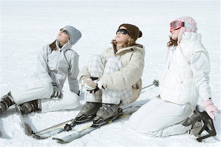 simsearch:695-03376478,k - Three teen girl skiers sitting in snow, wearing sunglasses, heads back Foto de stock - Sin royalties Premium, Código: 695-03389539