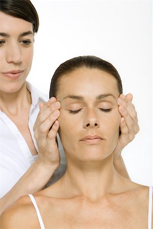 simsearch:696-03400314,k - Femme recevant le massage de la tête, les yeux fermés Photographie de stock - Premium Libres de Droits, Code: 695-03389953