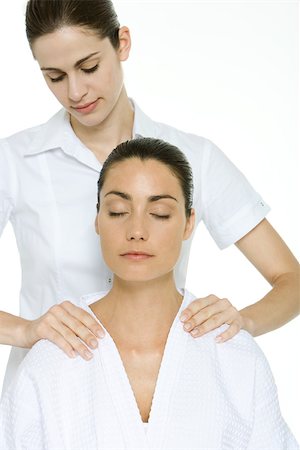 simsearch:696-03400314,k - Femme recevoir massage d'épaule, relaxant les yeux fermés Photographie de stock - Premium Libres de Droits, Code: 695-03389960