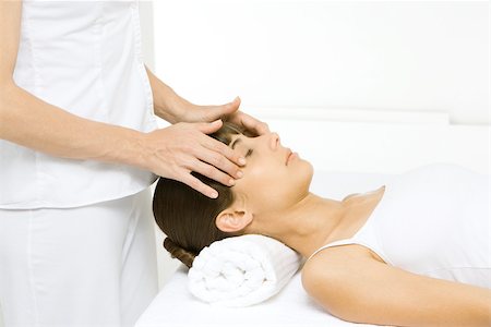 simsearch:696-03400314,k - Femme couchée, recevant le massage de la tête, vue latérale Photographie de stock - Premium Libres de Droits, Code: 695-03380202
