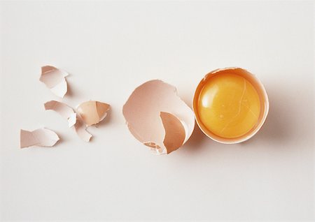 simsearch:400-07899875,k - Egg yolk in egg shell Stock Photo - Premium Royalty-Free, Code: 695-03380768
