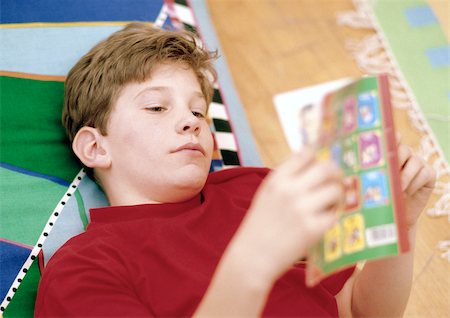 Boy reading in bed. Foto de stock - Sin royalties Premium, Código: 695-03380989