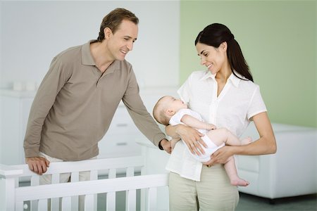 daily - Parents debout dans la pépinière, femme holding bébé endormi Photographie de stock - Premium Libres de Droits, Code: 695-03390060