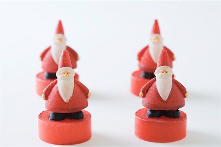 simsearch:693-06018948,k - Quatre figurines de père Noël Photographie de stock - Premium Libres de Droits, Code: 695-03390463