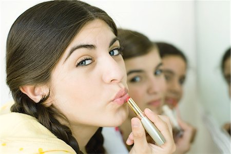 simsearch:695-03388794,k - Young female friends putting on make-up Stock Photo - Premium Royalty-Free, Code: 696-03394072