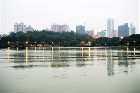 Chine, Province du Guangdong, Guangzhou, vue des gratte-ciel de distance Photographie de stock - Premium Libres de Droits, Code: 696-03394694
