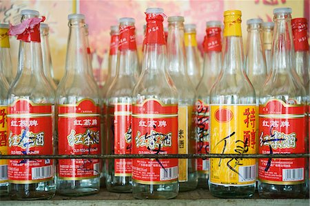 Empty bottles with Chinese script on labels Foto de stock - Sin royalties Premium, Código: 696-03394919