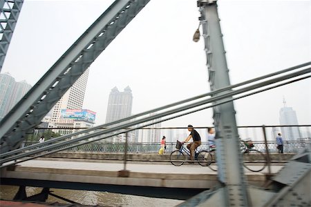 Cyclists and pedestrians on footbridge, cityscape in background Foto de stock - Sin royalties Premium, Código: 696-03395042
