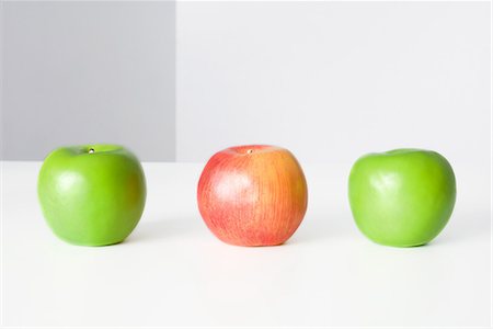 simsearch:614-05955760,k - Three apples in a row, two green and one red, close-up Stock Photo - Premium Royalty-Free, Code: 696-03395915