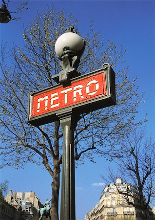 simsearch:700-03406394,k - France, Paris, signe de Metro Photographie de stock - Premium Libres de Droits, Code: 696-03396359