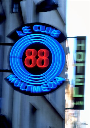 Le Club multimédia neon avec « Hôtel » signe en arrière-plan, floue Photographie de stock - Premium Libres de Droits, Code: 696-03396489