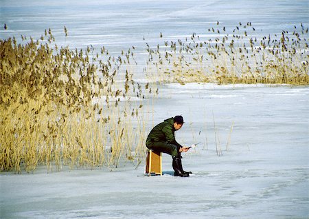 simsearch:6102-06337107,k - Suède, personne sur l'eau gelée de pêche Photographie de stock - Premium Libres de Droits, Code: 696-03397224
