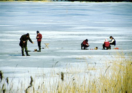 simsearch:6102-06337107,k - Suède, gens de pêche sur l'eau congelée Photographie de stock - Premium Libres de Droits, Code: 696-03397225