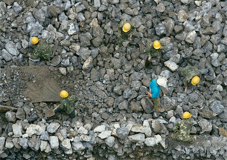 People on stones wearing hard hats and army fatigues, aerial view Foto de stock - Sin royalties Premium, Código: 696-03398580