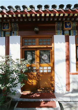 door welcome doormat - Chine, Beijing, entrée à la traditionnelle maison, gros plan Photographie de stock - Premium Libres de Droits, Code: 696-03399271