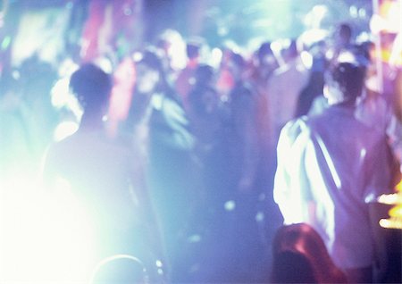 Crowd of people in night club, dancing, blurred Foto de stock - Sin royalties Premium, Código: 696-03399654