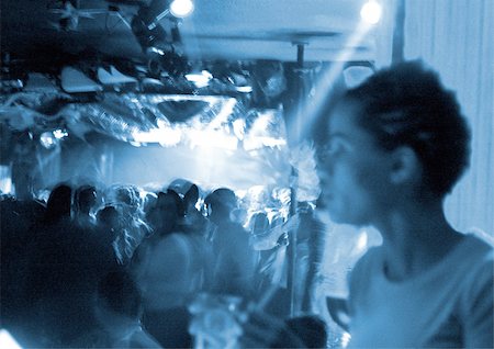 Crowd of people in nightclub, black and white, blurred. Foto de stock - Sin royalties Premium, Código: 696-03399652