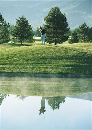simsearch:862-03889244,k - Golfeur swinging près d'étang Photographie de stock - Premium Libres de Droits, Code: 696-03400064