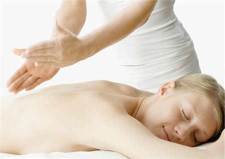simsearch:696-03400314,k - Femme jouissant de massage Photographie de stock - Premium Libres de Droits, Code: 696-03400094