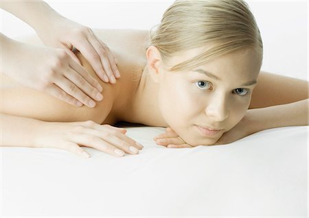 simsearch:696-03400314,k - Femme jouissant de massage Photographie de stock - Premium Libres de Droits, Code: 696-03400095